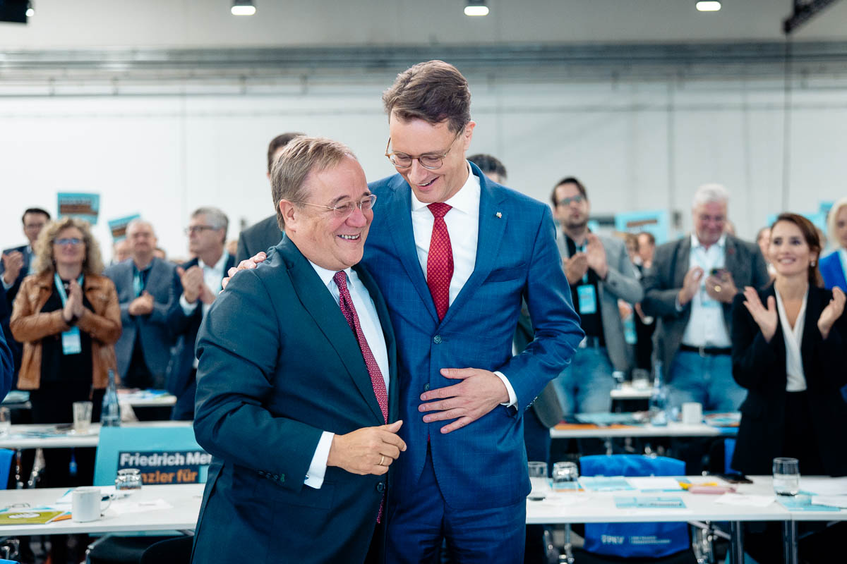 NRW Ministerpräsident Hendrik Wüst zusammen mit Armin Laschet beim Parteitag der CDU NRW in Münster
