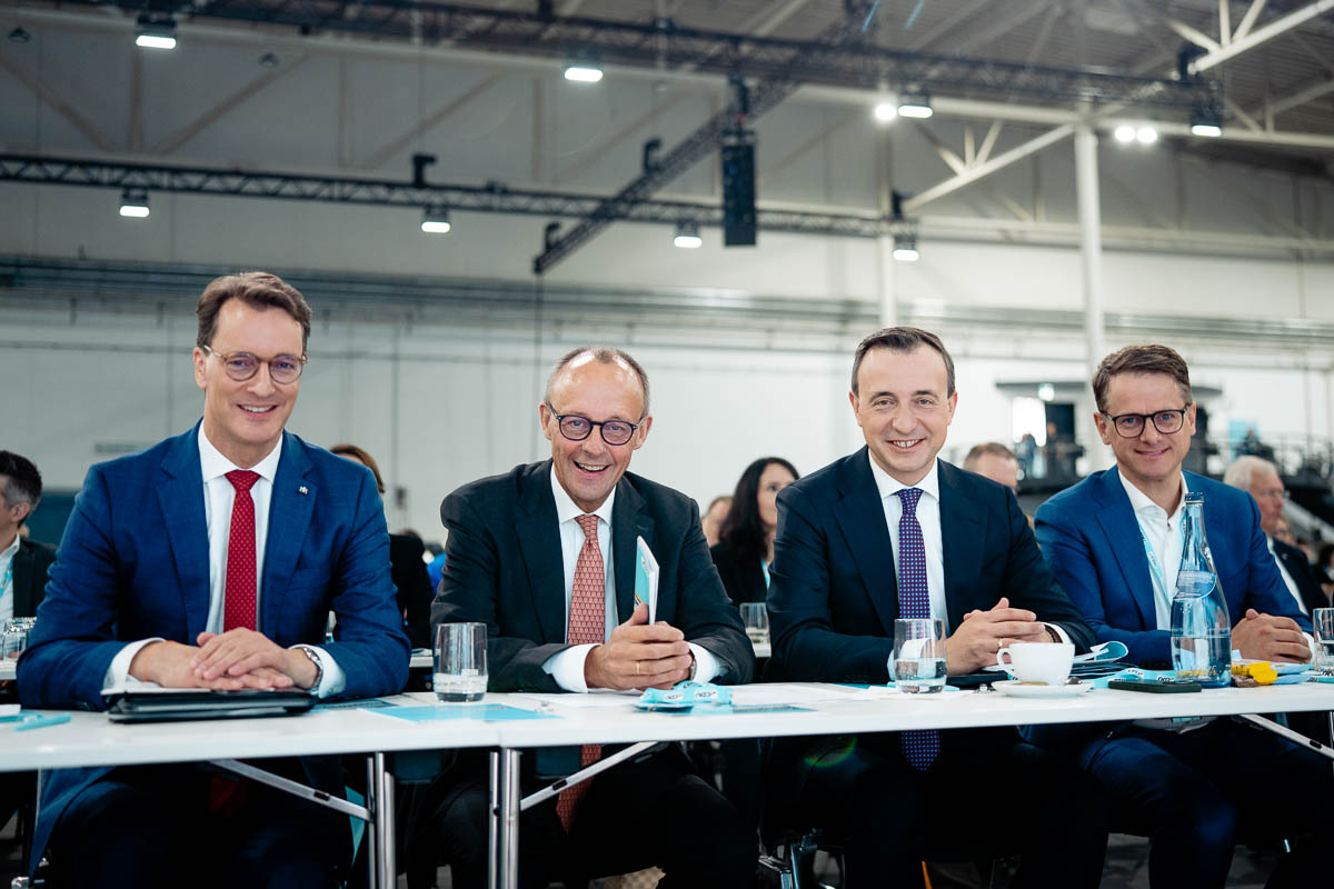NRW Ministerpräsident Hendrik Wüst zusammen mit Friedrich Merz beim Parteitag der CDU NRW in Münster