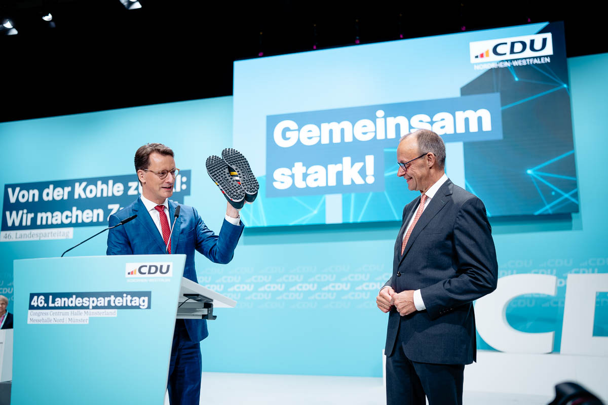 NRW Ministerpräsident Hendrik Wüst zusammen mit Friedrich Merz beim Parteitag der CDU NRW in Münster