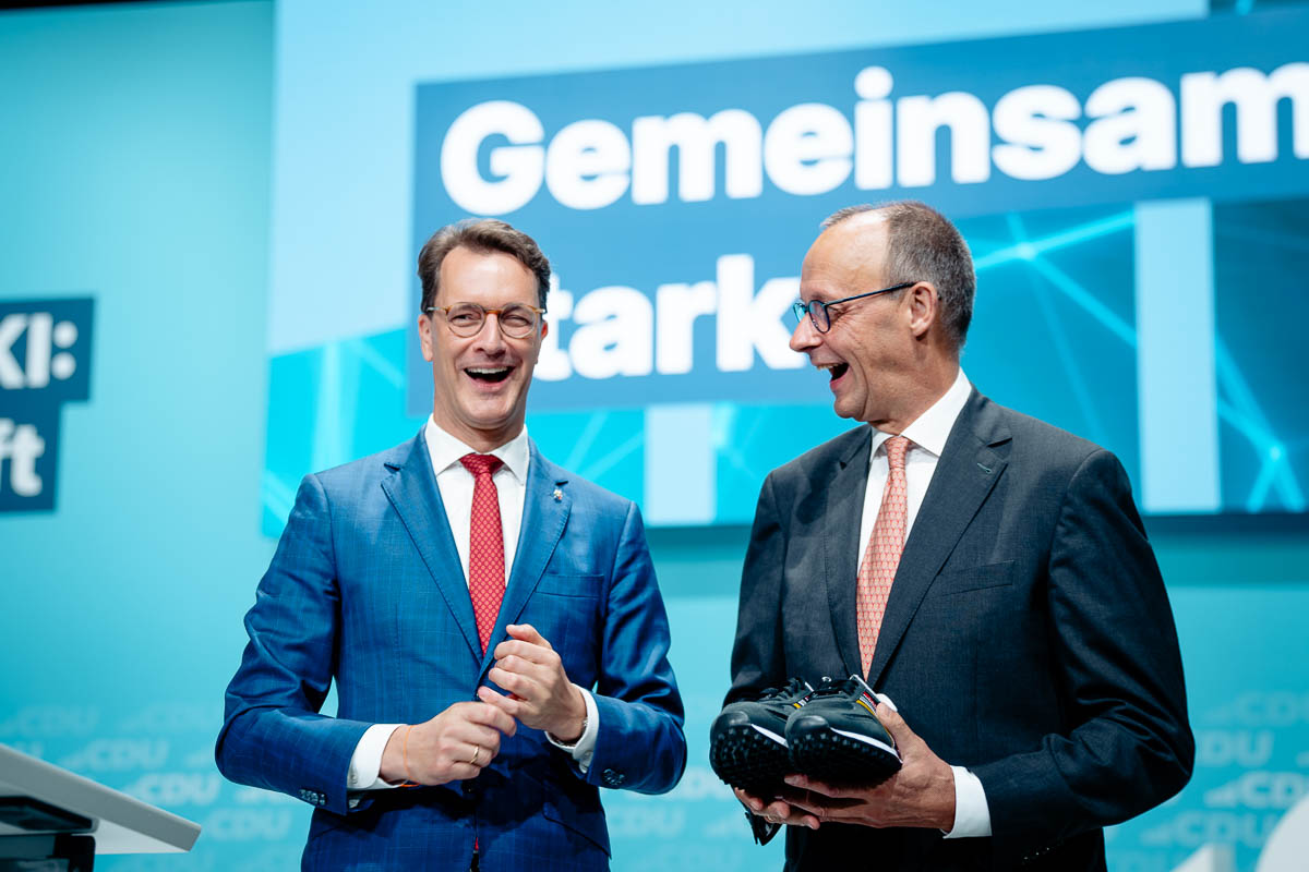 NRW Ministerpräsident Hendrik Wüst zusammen mit Friedrich Merz beim Parteitag der CDU NRW in Münster