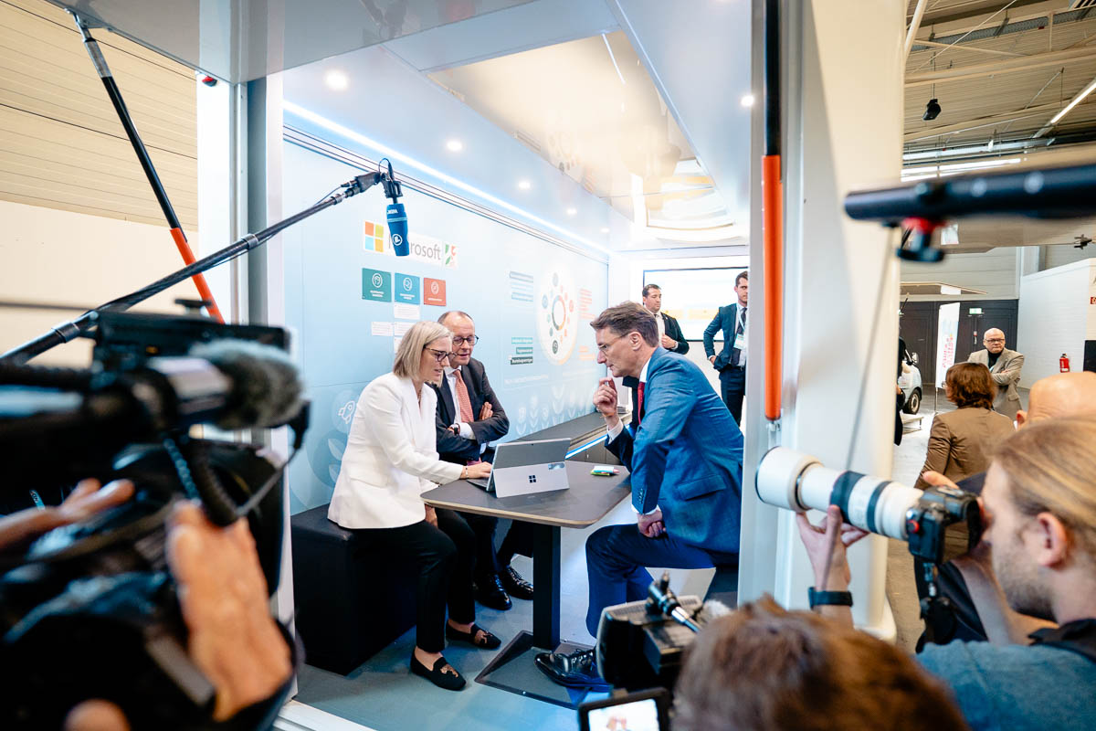 NRW Ministerpräsident Hendrik Wüst zusammen mit Friedrich Merz beim Parteitag der CDU NRW in Münster