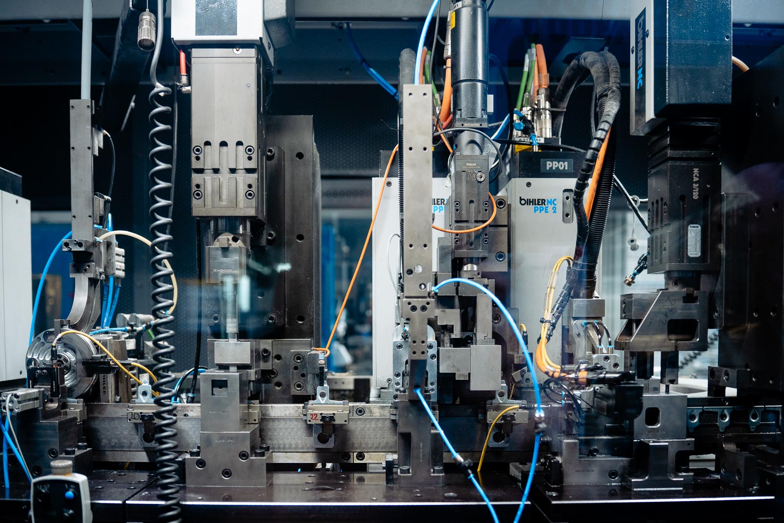 a machine with many wires and wires